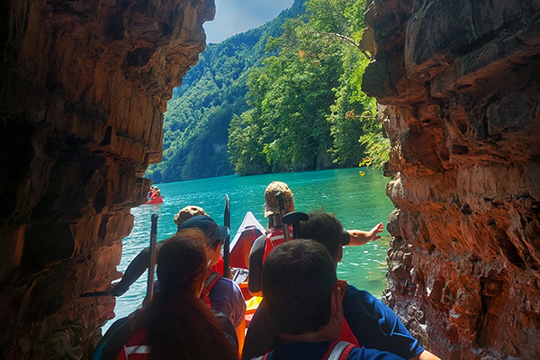 Die Kanuwege am Vierwaldstättersee. Entdecke das Felsentor im Urnersee