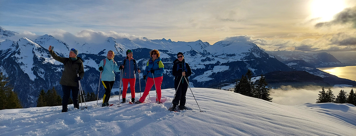 Schneeschuhtour durch verschneite Landschaften mit Käsefondue und Sonnenuntergang geniessen.
